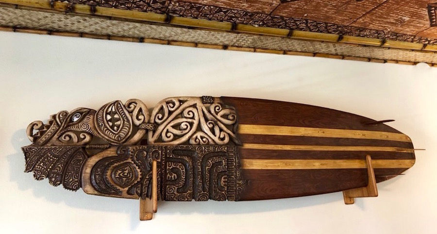 Surfboard Carving Gecko wallhanger